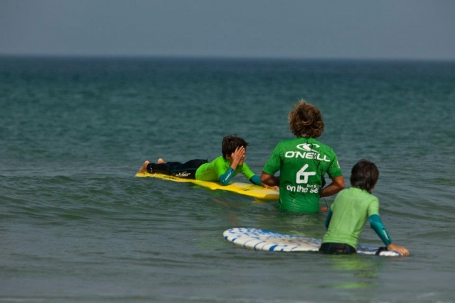 dos jovenes alumnos en escuela de surf